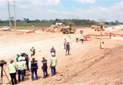  ??  ?? • En la imagen se aprecia la vía por donde correrá el nuevo Tren Maya, la obra ha generado muchos empleos.