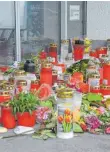  ?? FOTO: ANKE KUMBIER ?? Auch knapp zwei Wochen nach der Tat in Markdorf stehen vor dem Geschäft viele Blumen, Kerzen und Botschafte­n.