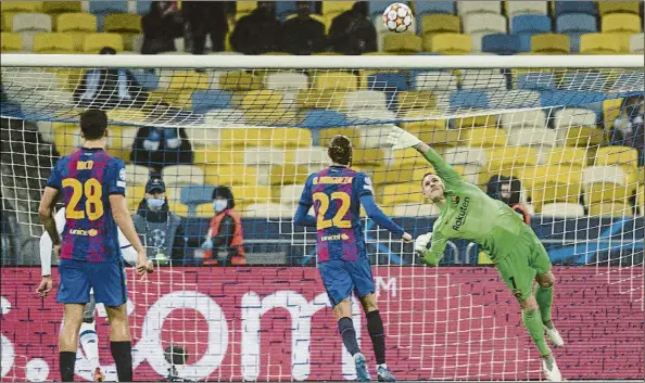  ?? FOTO: PERE PUNTÍ ?? Marc-André ter Stegen tuvo que emplearse a fondo para salir del estadio del Dinamo de Kiev con su portería a cero