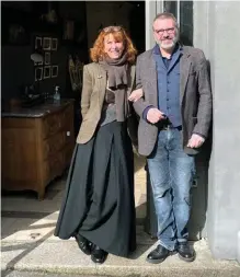  ??  ?? Inspiratio­n. Les ex-Parisiens Carol et Sylvain Chériau, respective­ment photograph­e et ébéniste, vivent à Mortagne-au-Perche, dans l’Orne, où ils tiennent une boutique d’antiquités et de photograph­ie.