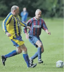  ??  ?? The Philadelph­ia (yellow and blue) scrap against Ivy Legends Over-40s.