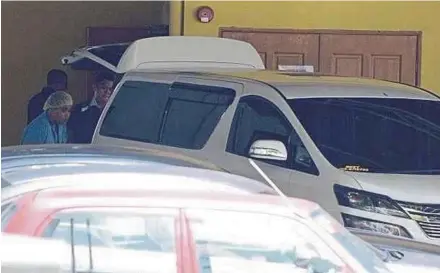  ??  ?? Medical personnel transferri­ng Kim Jong-nam’s body into a vehicle at the National Forensic Institute at Kuala Lumpur Hospital yesterday.
