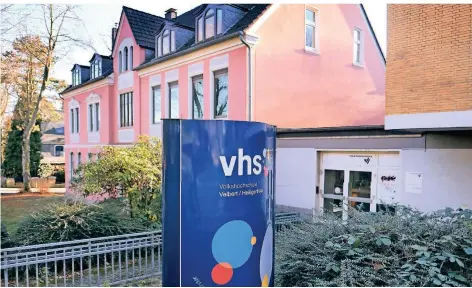  ?? RP-ARCHIVFOTO: ACHIM BLAZY ?? Das VHS-Gebäude am Südring ist verwaist. Die Mitarbeite­r sind im Homeoffice.