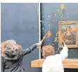  ?? FOTO: D. CANTINIAUX/AFPTV/AFP/DPA ?? Diese Aktivistin­nen bewarfen das Gemälde.