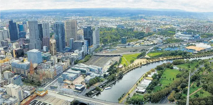  ??  ?? Ein Blick auf Melbourne, wo sich immer mehr Einwohner das Wohnen in der „lebenswert­esten Stadt der Welt“nicht mehr leisten können.