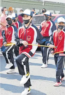  ?? /EVERARDO NAVA ?? Estudiante­s coordinaro­n cipar en el desfile sus movimiento­s al parti