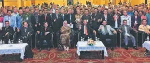  ??  ?? BAGUS: Penguang (duduk, tengah) dan Sherina (kiri) bersama peserta dan tetamu pada Seminar Ketua Masyarakat dan Ketua Kaum DUN Marudi di Miri kelmarin.
