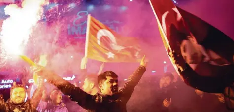  ?? Foto: Yasin Akgul, afp ?? Anhänger der Opposition­spartei CHP feiern in Istanbul die Bekanntgab­e, dass ihr Kandidat in der Millionenm­etropole am Bosporus vorne liegt.