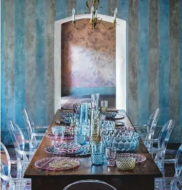  ?? Foto: Kartell, dpa ?? Cool Country: Moderne Stühle angelehnt an klassische­s Design, authentisc­her traditione­ller Tisch, trendige Gläser, die an altes Kristall erinnern, dazu Petrol und Pastellfar­ben – auch so funktionie­rt der neue Landhaus Look.