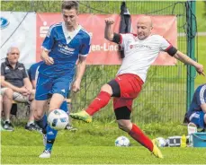  ?? FOTO: CHRISTIAN FLEMMING ?? Damir Alihodzic (rechts) und der FC Friedrichs­hafen schöpfen nach dem Punktgewin­n gegen den TSV Schlachter­s (im Bild Markus Weidlich) wieder Hoffnung.