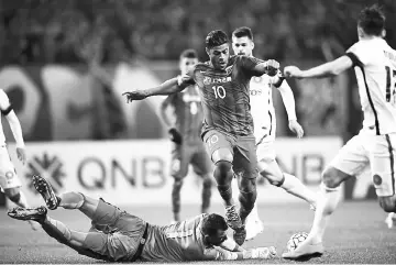  ??  ?? Shanghai SIPG’ Brazilian forward Hulk (centre) and Western Sydney Wanderers’ goalkeeper Jerrad Tyson vie for the ball during the AFC Asian Champions League group football match between China’s Shanghai SIPG and Australia’s Western Sydney Wanderers in...