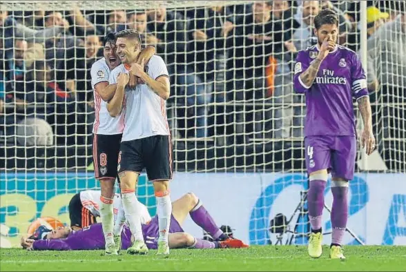  ?? KAI FÖRSTERLIN­G / EFE ?? Enzo Pérez y Siqueira celebran la victoria del Valencia al final del partido mientras Sergio Ramos lamenta la derrota