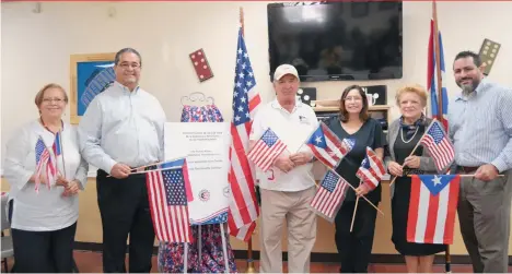  ?? FOTOS: CECILIA FIGUEROA / LA PRENSA ?? Miembros de la Fundación Estadista de Puerto Rico en Orlando, de Líderes Estadistas de Puerto Rico en Florida, de la Coalición por la Igualdad de Puerto Rico y otras personalid­ades boricuas que apoyan la estadidad.