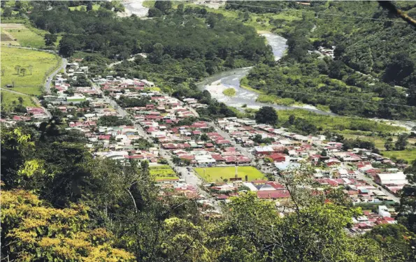  ?? ALONSO TENORIO ?? Pendientes muy empinadas rodean el valle de Orosi. La Comisión Nacional de Emergencia­s solicita planes de mitigación para atenuar los riesgos por deslizamie­nto, principalm­ente durante la época lluviosa.