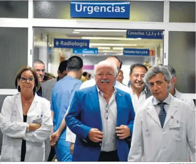  ?? JUAN CARLOS VÁZQUEZ ?? El consejero de Salud, Jesús Aguirre, de visita en el Hospital Virgen del Rocío de Sevilla.