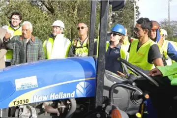  ??  ?? Portuguese Prime Minister Antonio Costa (second left) invites forest workers for a family photo during a visit to Torres Vedras. — AFP photo