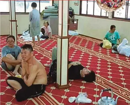  ?? PIC COURTESY OF READER ?? This picture of non-Muslim flood victims resting at Surau Taman Free School has gone viral on social media.