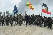  ??  ?? I vincitori
I soldati festeggian­o la vittoria sulle Tigri Tamil: è il maggio 2009