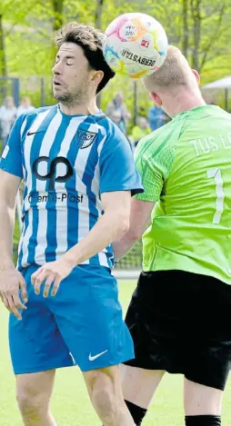  ?? Foto: Jürgen Krüger ?? Kopfball-Duell: Betim Sahitaj (l.) vom FC Bad Oeynhausen und LohesLukas­Brakmann.