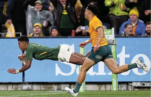  ?? Picture: Matt King/Getty images ?? Canan Moodie of the Springboks scores a try during The Rugby Championsh­ip match against the Wallabies at Allianz Stadium yesterday in Sydney, Australia. South Africa beat Australia 24-8.