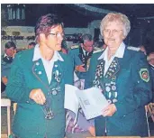  ??  ?? Inge Schmitz (l.) und Inge Nuyken (r.) sind beide „Flintenwei­ber“der ersten Stunde und haben sich immer für die Belange der Damen im BSV Möllen eingesetzt.