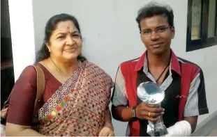  ??  ?? Poornachan­dran with singer K S Chithra. He lost his left arm and an eye in a bomb explosion.