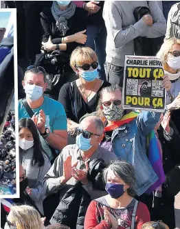  ?? PHOTOS AFP ?? Une manifestan­te montrait la une du magazine Charlie Hebdo qui affichait une caricature de Mahomet lors d’une manifestat­ion tenue à Toulouse, en France, hier.