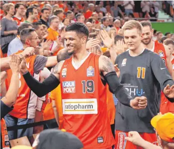  ?? FOTO: IMAGO ?? Ulms Basketball­er, hier Chris Babb (li.) und Till Pape, leben vor allem von der Geschlosse­nheit.