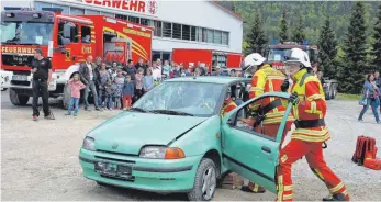  ?? FOTOS: SIMON SCHNEIDER ?? Bei einer Vorführung simulierte­n die Kameraden der Abteilung Weilheim einen Verkehrsun­fall und retteten eine verletzte Person aus einem Auto.