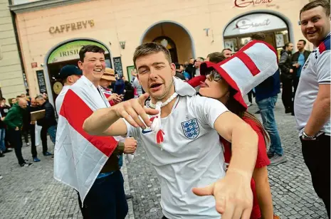  ?? Foto: Michal Sváček, MAFRA ?? Červenobíl­í v Praze Angličtí fanoušci pojali v řadě případů svůj výlet na zápas do Prahy jako velkou párty spojenou s alkoholem. Protože řada z nich zůstane v české metropoli do neděle, budou policisté ve střehu po celý víkend.