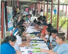  ??  ?? EDICIÓN. En cada feria que se realiza cientos de jóvenes asisten.