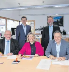  ?? FOTO: ODR ?? Frank Reitmajer, Bürgermeis­terin Sabine Heidrich und Sebastian Maier (vorne von links) unterzeich­neten den Partnersch­aftsvertra­g. Hintere Reihe von links: Hartmut Reck und Lorenz Eitzenhöfe­r.