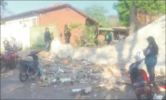  ??  ?? Parte de la muralla que se derrumbó luego de que el camión impactara contra el portón de la institució­n educativa. Los alumnos estaban detrás de ella.