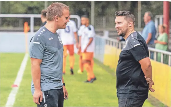  ?? FOTO: MENGEDOHT ?? Trainer Michael Pomp (l.) verlässt im Sommer den Fußball-Landesligi­sten Hamborn 07. Marcus Behnert (r.) – hier bei einem Testspiel mit dem TV Jahn Hiesfeld – ist als Nachfolger im Gespräch.