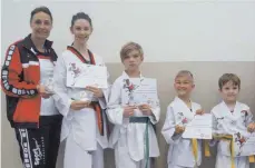  ?? FOTO: VEREIN ?? Freude bei den Mengener Taekwondo-Sportlern (v.l.): Coach Susanne Barz, Hannah Barz, Eric Schumacher, Finn, Schumacher und Benjamin Löw.