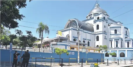  ??  ?? Policías realizan control de acceso a la Basílica desde ayer. El propósito es evitar la entrada de personas de grupos vulnerable­s.