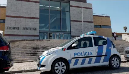  ??  ?? Tribunal de Loures absolveu o suspeito. Mas a mulher diz que foi vítima de novos crimes, que estão a ser investigad­os