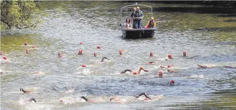  ?? FOTO: ARCHIV ?? Wie schon zu Beginn der Triathlon-Wettbewerb­e der Sportfreun­de in Tuttlingen findet die Schwimm-Disziplin wieder in der Donau statt.