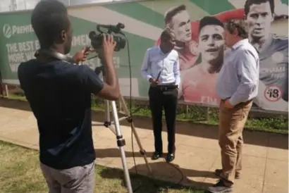  ??  ?? Een Belg op bezoek is groot nieuws. MTV Malawi wil een interview over de geruchten rond Romelu Lukaku.