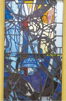 ?? FOTO: DAGMAR HUB ?? Nur ein Vorgeschma­ck auf das fertige Friedensfe­nster: Dieser Entwurf von Künstler Thomas Kuzio ist bei einer Ausstellun­g im Nordschiff des Münsters zu sehen.