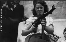  ?? NATIONAL ARCHIVES VIA THE NEW YORK TIMES ?? Simone Segouin, known by her nom de guerre, Nicole, at age 17 in 1944, after helping to capture 25 German soldiers in France. Segouin was portrayed in Life magazine in 1944 as a simple farm girl brandishin­g a submachine gun who became an internatio­nal symbol of the partisans who helped defeat the Nazis.