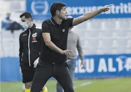  ?? LALiGA ?? Antonio Hidalgo, dirigiendo desde la banda