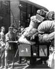  ?? Archivfoto: dpa ?? Sudetendeu­tsche treffen in einem Durch gangslager ein.