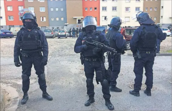  ?? / P. PAVANI (AFP) ?? Varios agentes de la policía francesa acordonan ayer el barrio de Carcasona donde Redouane Lakdim residía y robó un coche.