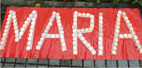  ?? Foto: Patrick Seeger, dpa ?? Trauer, Entsetzen, Fassungslo­sigkeit: Maria H. verschwand im Jahr 2013 mit einem 40 Jahre älteren Mann. Damals war sie 13. Vor der Polizeidir­ektion in Freiburg legten Menschen ihren Namen aus Kerzen.