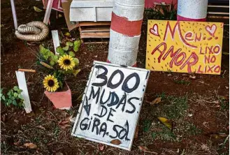  ??  ?? Interior de barraco feito por morador de rua e mudas de girassol que são cultivadas por ele