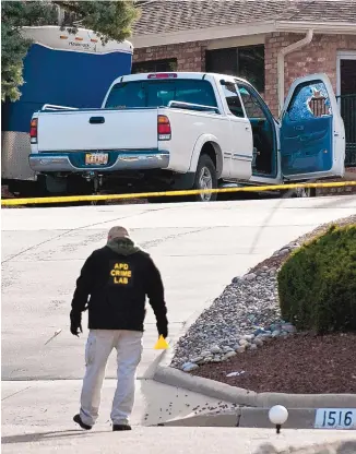  ?? MARLA BROSE/JOURNAL ?? Albuquerqu­e police investigat­e the scene of a fatal stabbing in the 1500 block of Soplo Road SE Saturday morning.