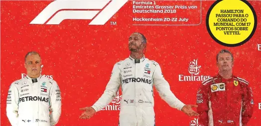  ??  ?? Lewis Hamilton líder de um pódio cuja cerimónia decorreu à chuva