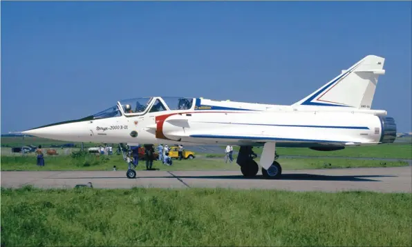  ?? JACQUES GUILLEM ?? Présentati­on du “Mirage” 2000B 01 piloté par Guy MitauxMaur­ouard lors du Salon du Bourget de juin 1981.