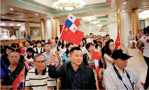  ?? Fotos de Xinhua ?? 12 de junio de 2017. La comunidad china en la ciudad de Panamá celebra el establecim­iento de las relaciones diplomátic­as entre los dos países.